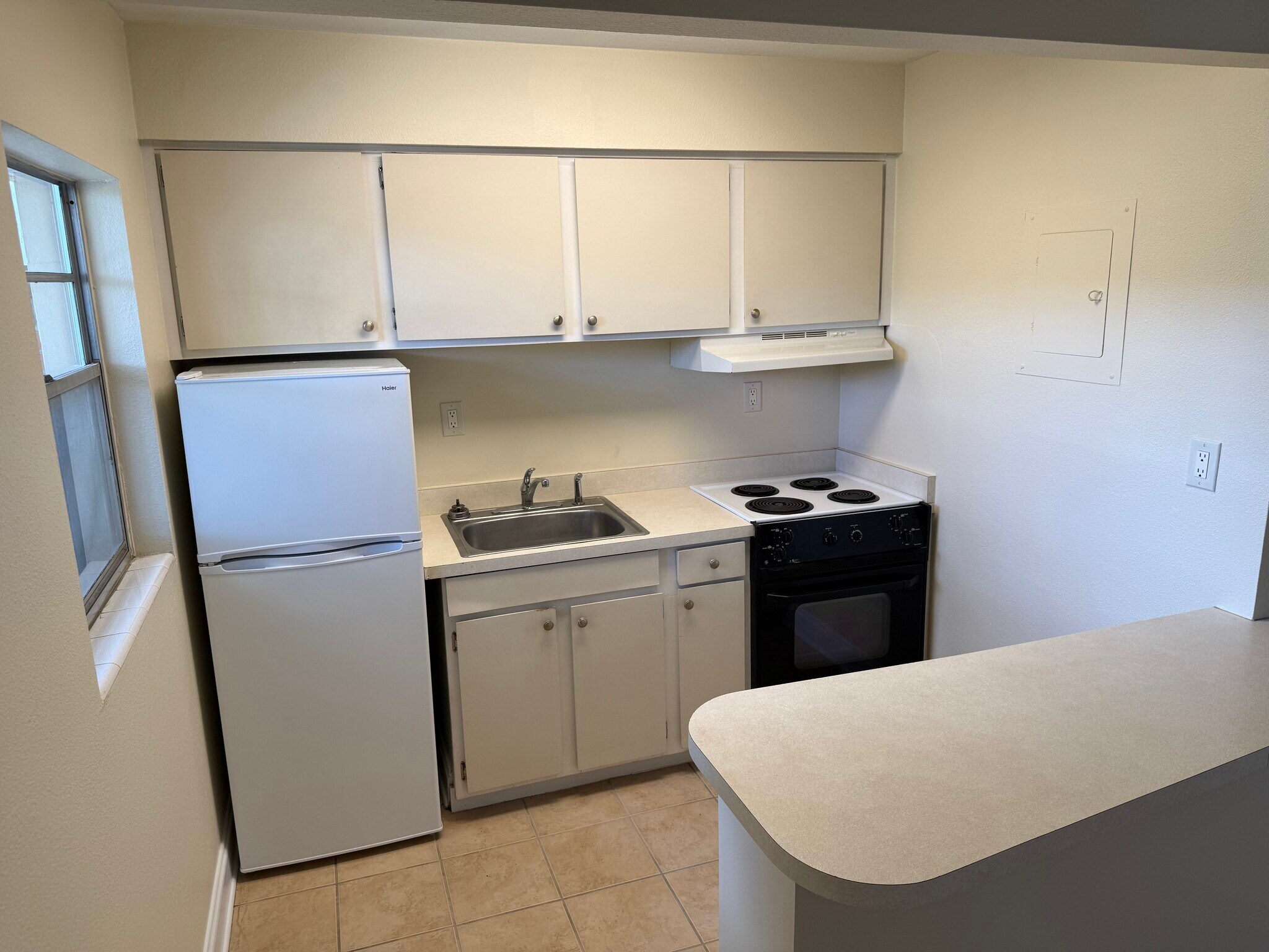 kitchen - 421 S Hyer Ave