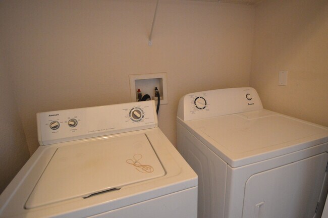 Building Photo - TAMPA: 2 bed/ 2bath condo on 2nd floor in ...