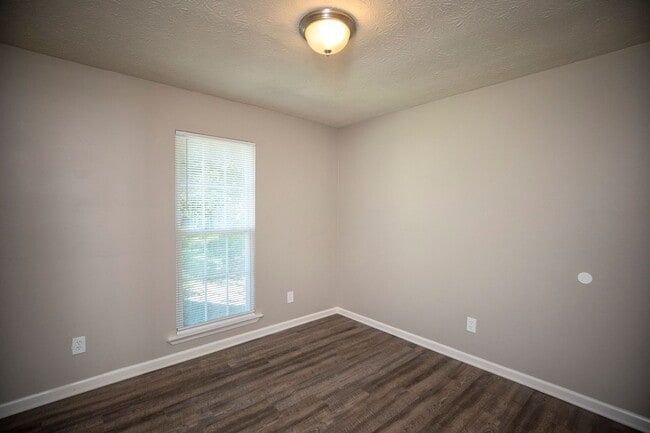 Building Photo - ** 3 Bed 2 Bath located off Wares Ferry rd...