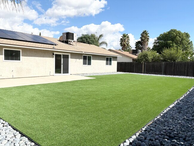 Building Photo - 3571 Lake Crest Dr