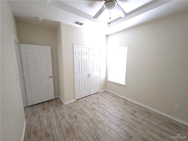 Building Photo - 5005 N Hiawatha Dr