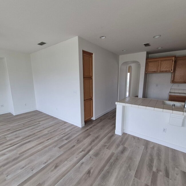 Building Photo - New Flooring throughout; Nice Elk Grove 3 bedroom home! Single story