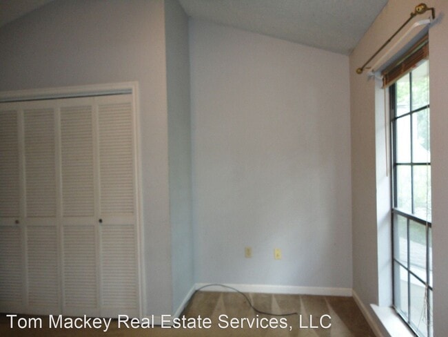 Building Photo - 2 br, 1.5 bath House - 402 LONGWOOD COURT #B