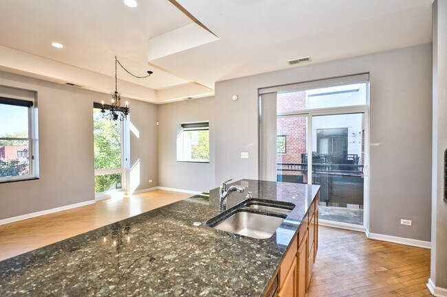 Building Photo - 2317 W Wolfram St