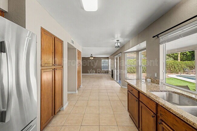 Building Photo - 3236 E Hiddenview Dr