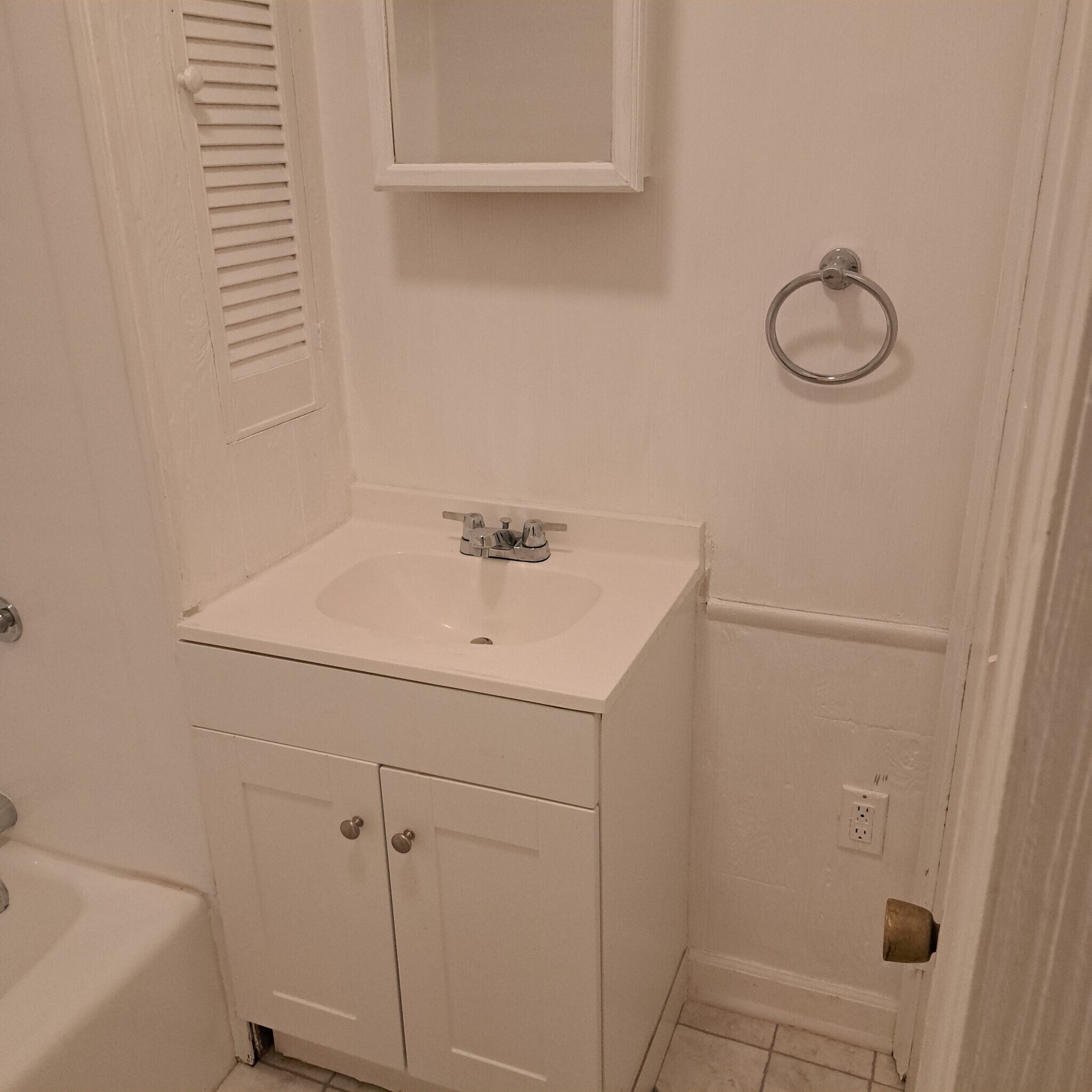 Full Bath - 85 W Hanover Ave
