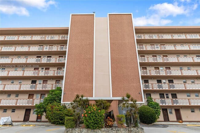 Building Photo - 301 NE 14th Ave