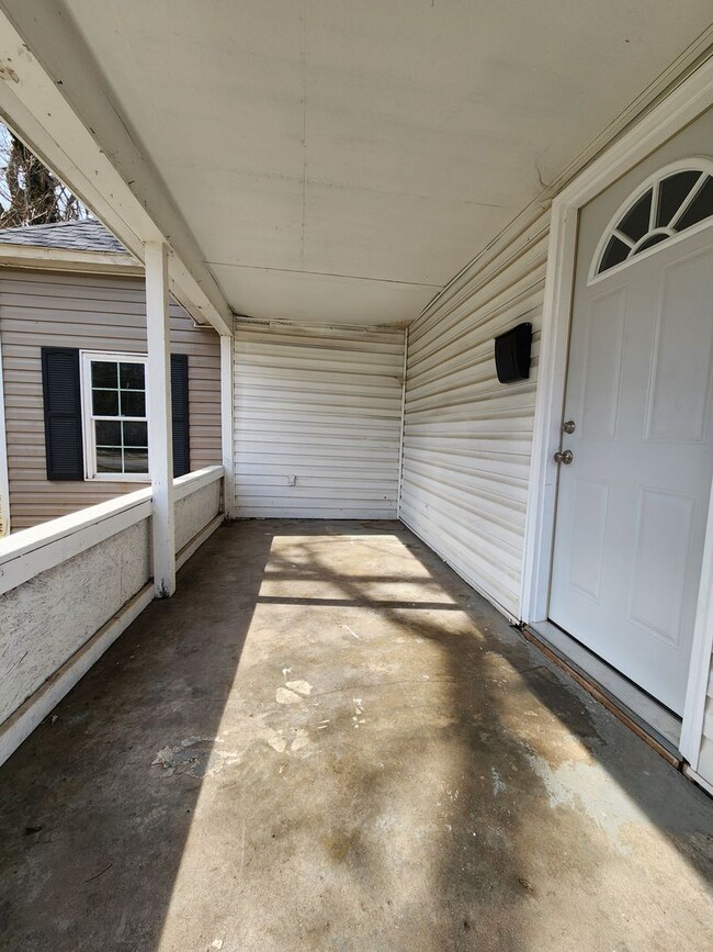 Building Photo - Spacious 1-Bedroom, 1-Bathroom Home AVAILABLE NOW!!