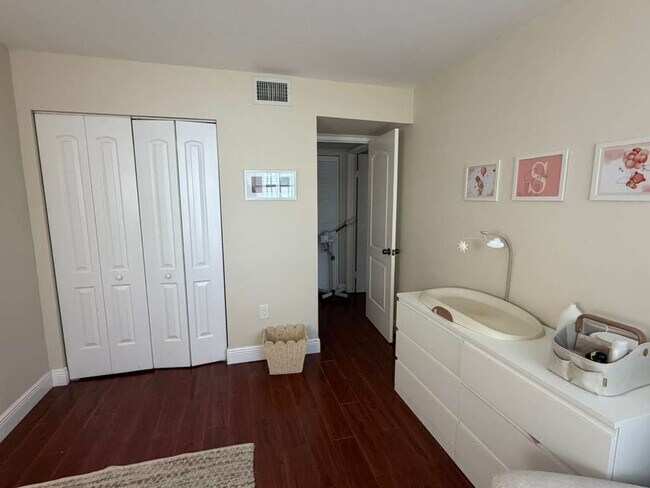 Building Photo - 9417 Fontainebleau Blvd