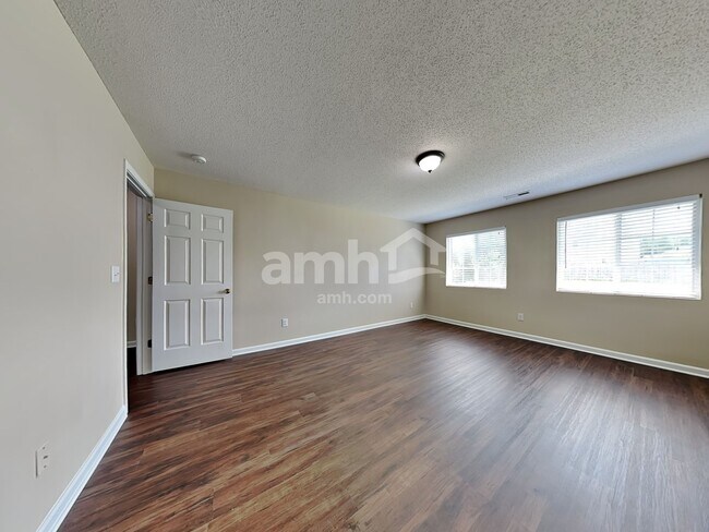 Building Photo - 221 Timberwood Dr