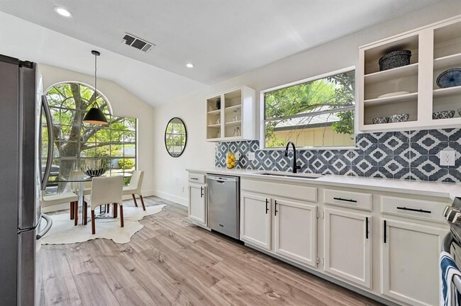 Building Photo - 10612 Watchful Fox Dr