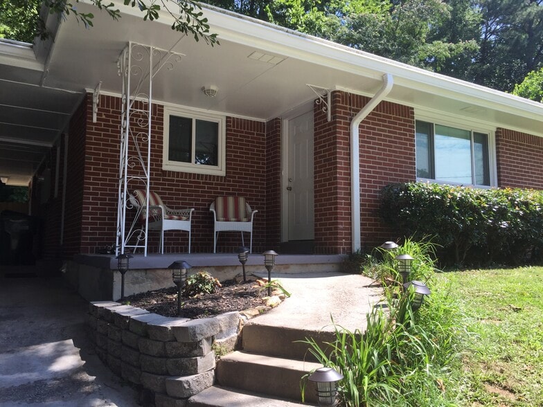 Front entrance with lovely sitting area - 430 Wimbledon Road Northeast