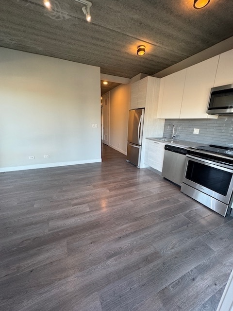 Building Photo - 2407 W Eastwood Ave