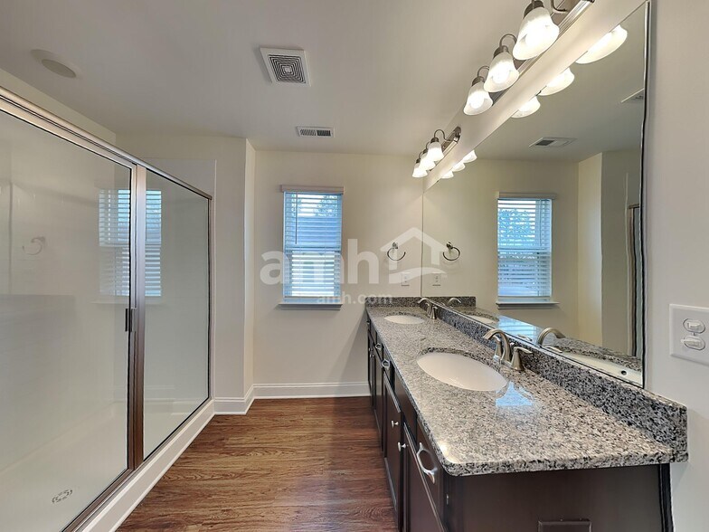 Building Photo - 1124 Bentley Pl