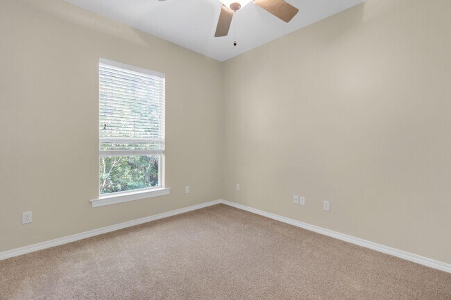 Building Photo - 1630 Oakmont Cir