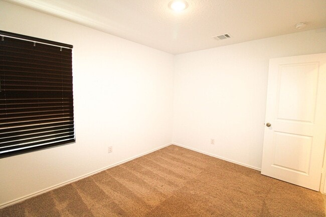 Building Photo - ************Move In Special- 2 WEEKS FREE!!!!************