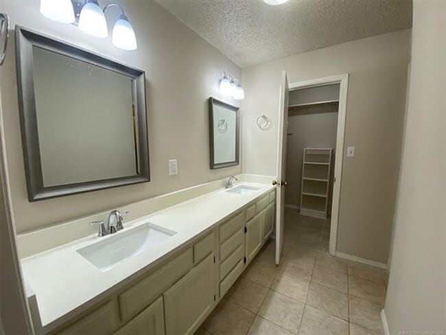 Building Photo - Jenks Schools! This 3 bedroom, 2 bath duplex is located at back of cul-de-sac