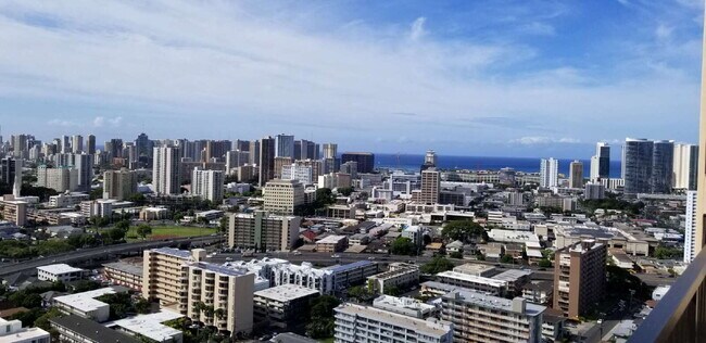 Building Photo - Spacious high floor 1BR/BA, 1pkg & Den - Makiki