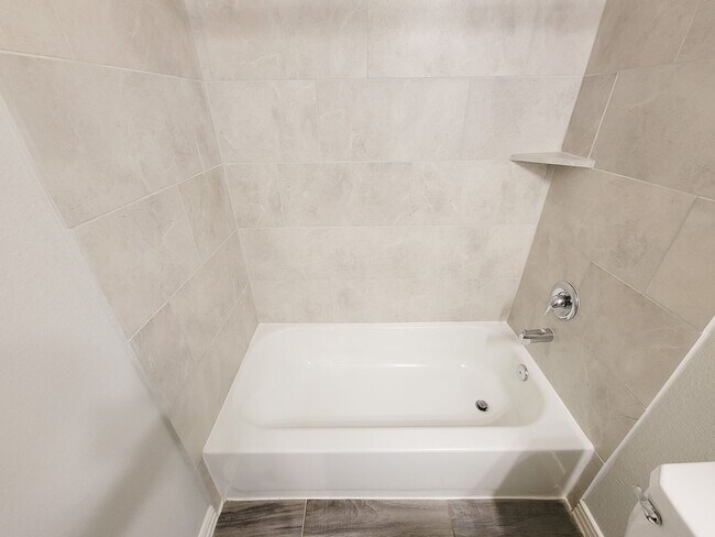 Building Photo - Quiet Cul De Sac! Tray Ceiling in Family & Primary suite. Wood Like Tile, Modern Gray Walls, Grea...