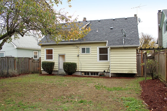 Building Photo - 3423 NE 54th Ave