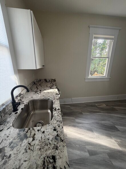 Building Photo - 1904 Perry Ave