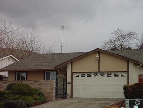 Building Photo - Newly Updated 4/2 Home! Remodeled Bathroom...