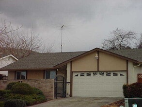 Building Photo - Newly Updated 4/2 Home! Remodeled Bathroom...