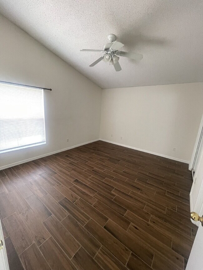 Building Photo - 4 Bedroom, 2 Bathroom Home in St. Cloud - Spacious 1612 Sq Ft