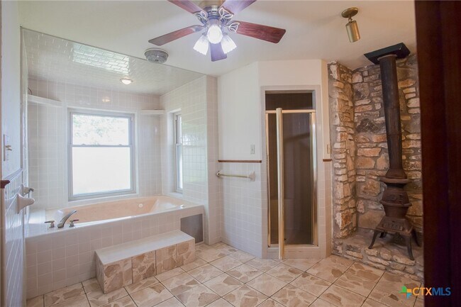 Building Photo - 4692 S E River Rd