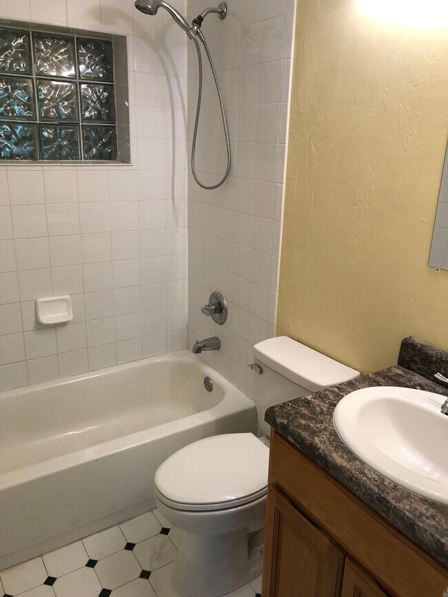 Building Photo - Great home in West Park off of Newberry Road.