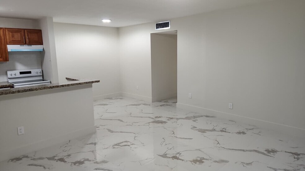 Building Photo - 805 NE 199th St