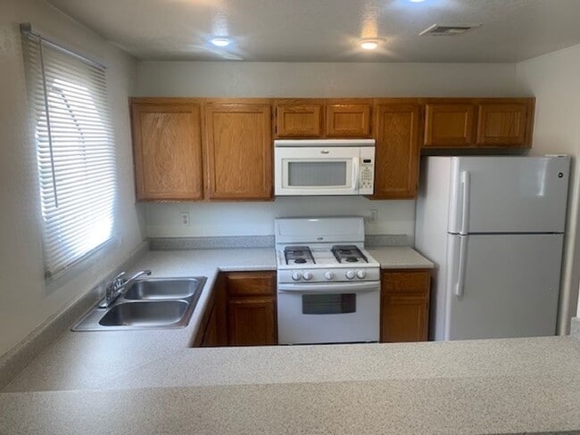 Building Photo - GREAT GATED COMMUNITY 2 BEDROOM -2 BATH -LOCATED CENTRALLY!!!