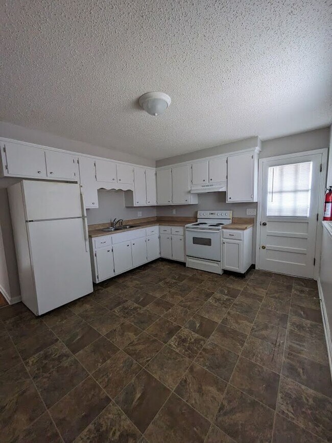 Building Photo - Martha Lane-414
