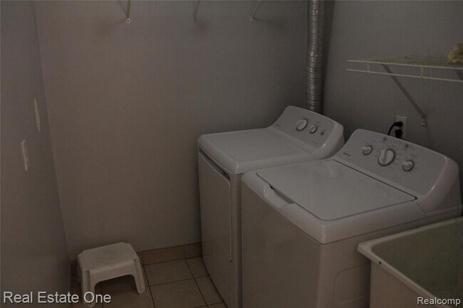 Building Photo - 40690 Bluesprings Ct