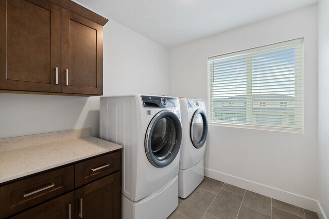 Building Photo - Move-In Ready Elegance - 4 Bedrooms! Pet Fridley!