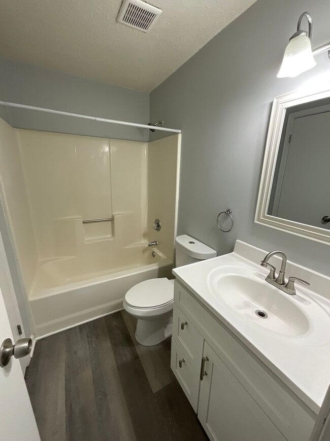 Building Photo - Charming Condo in Churchland Southwest