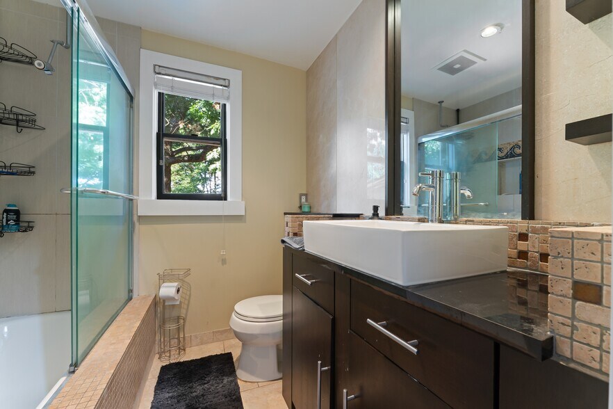 Building Photo - 929 St Marys St