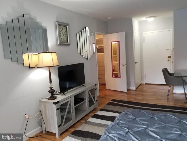 Building Photo - 1021 Arlington Blvd