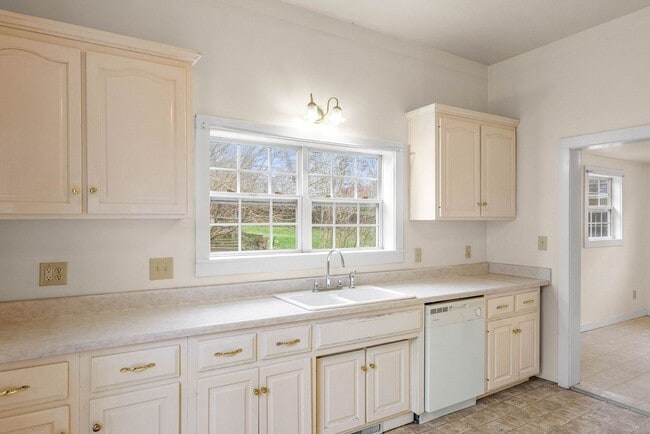 Building Photo - Cozy 2 Bedroom Downtown Home Available!