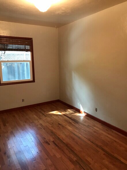 Building Photo - 16 Pleasant Valley Dr