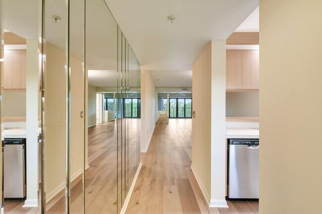 Building Photo - 1701 Marina Isle Way