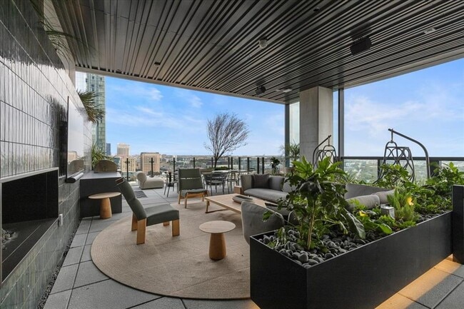 Building Photo - 610 Davis St