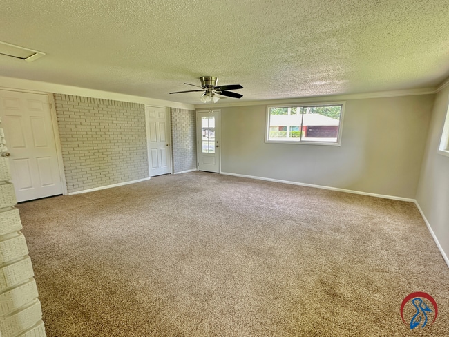 Building Photo - Garden District 3 bed 2 bath Home | Pelica...