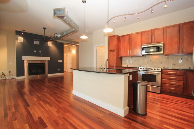 Building Photo - Gorgeous Corner Unit DTC Condo