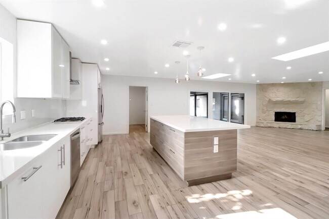 Building Photo - 5602 Sylmar Rd