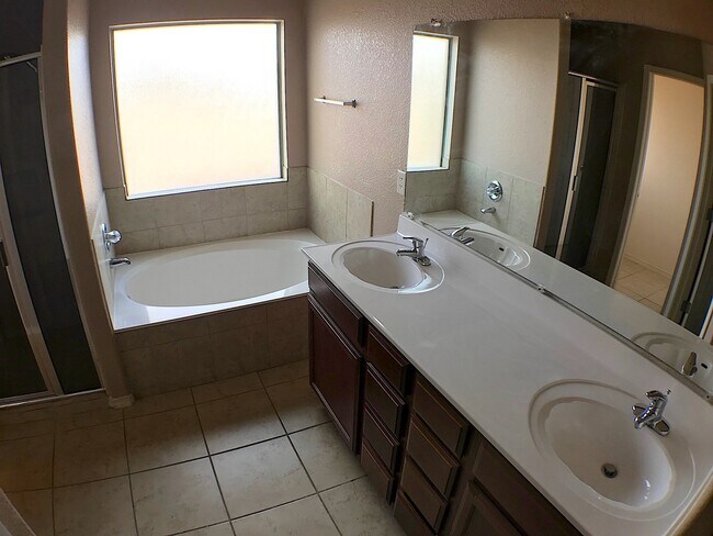 Building Photo - East El Paso 3bed/2bath Refrig A/C