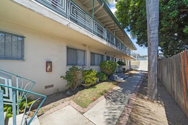 Building Photo - 633 E. 99th St.