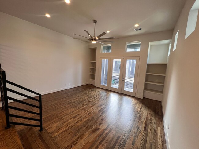 Building Photo - Three Story Townhome in the Heights Now Av...