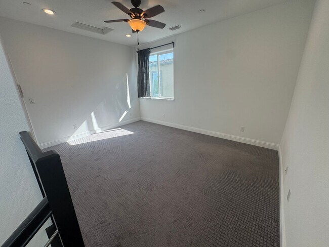 Building Photo - 3 bedroom | 3.5 bathroom | Davis Single Fa...