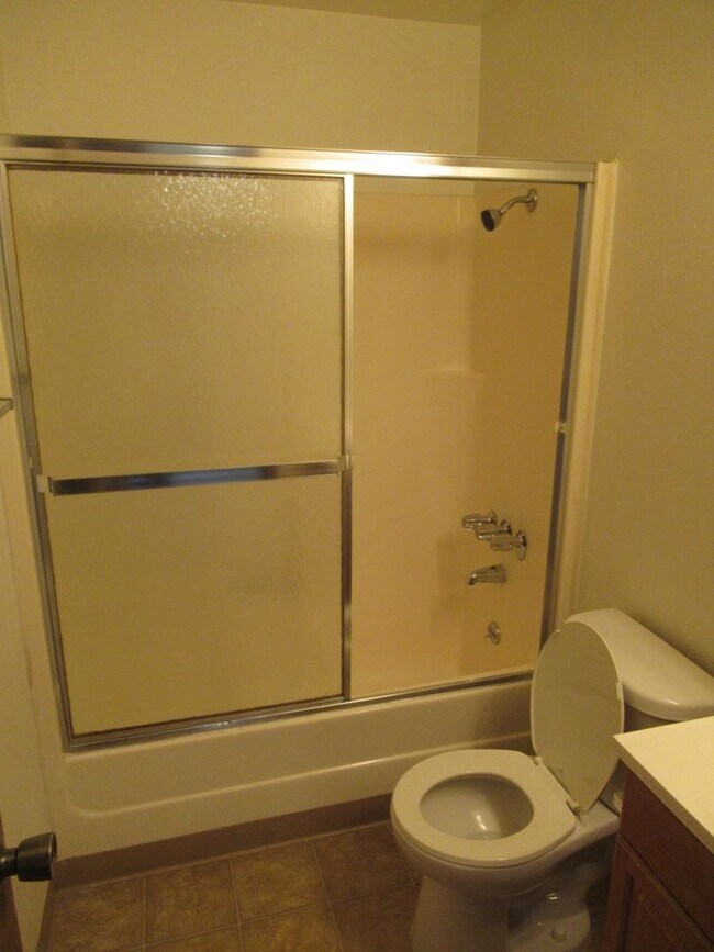 Building Photo - Two Bedroom Apt. w/ Washer and Dryer
